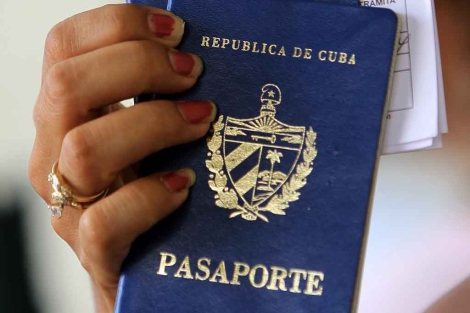 Una mujer ensea su pasaporte en la Direccin de Inmigracin y Extranjera | Efe