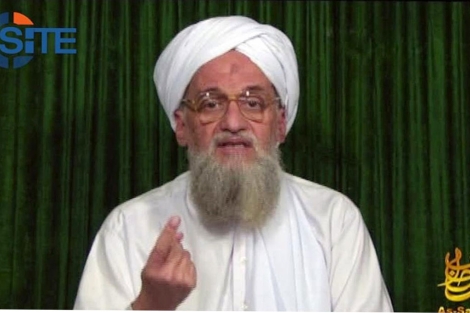 Fotograma del vdeo en el Ayman al Zawahri llama a atacar a EEUU. | AFP