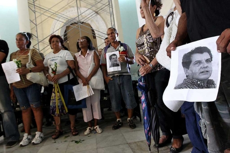 Un grupo de opositores cubanos, en un homenaje a los fallecidos Pay y Cepero. | Efe