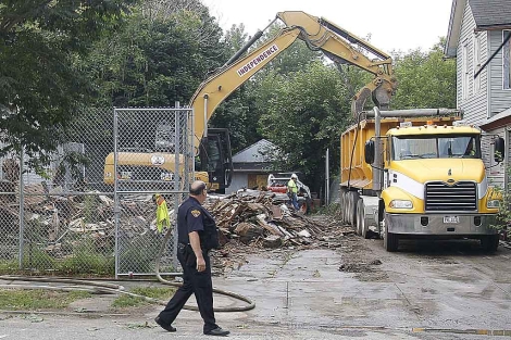 Un momento de la demolicin de la vivienda de Ariel Castro en Cleveland (Ohio). | Efe