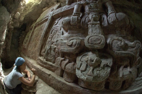 Una arqueloga estudia el friso encontrado en el norte de Guatemala | Afp