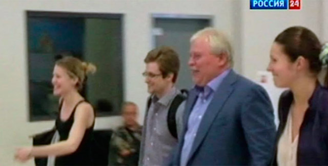 Edward Snowden abandona el aeropuerto de Mosc. | Reuters