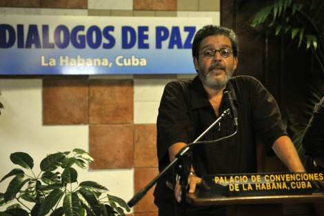 Un miembro de las FARC y delegado en las negociaciones de paz, lee un comunicado en La Habana (Cuba). | Ernesto Mastrascusa