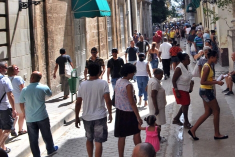 Varias personas caminan por una calle de La Habana. | Efe