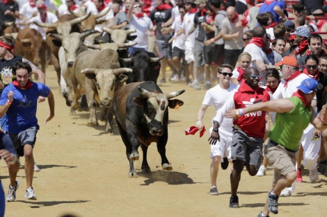 Varias personas corren durante uno de los encierros en el 'Great Bull Run' | Reuters