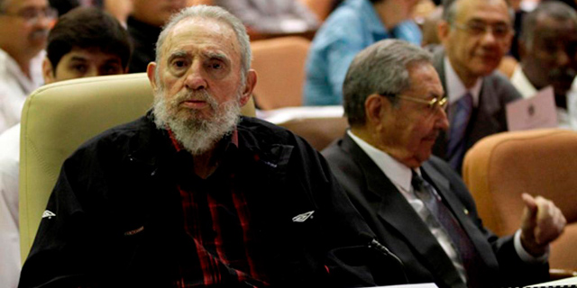 Fidel Castro, junto a su hermano Ral, en la asamblea constituyente del Parlamento cubano.