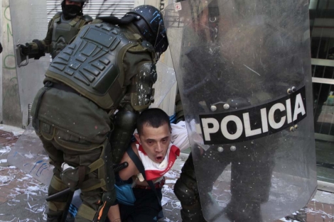 Un manifestante es reducido por la polica. | Reuters