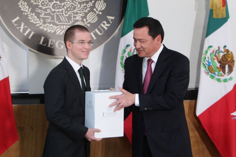 El secretario de Gobernación (Interior), Miguel Ángel Osorio, hace entrega del informe | Efe
