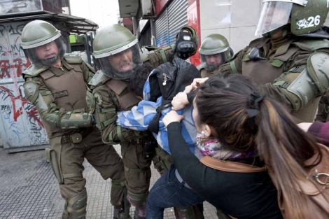 Enfrentamientos entre los estudiantes y los agentes de polica durante la protesta del jueves | Afp