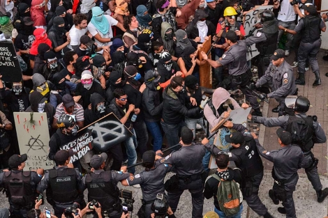 Enfrentamientos de manifestantes y antidisturbios cerca del palacio de Guanabara en Río. AFP