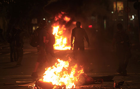 Las protestas han continuado durante toda la noche. | Reuters