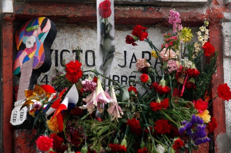 La tumba del cantautor chileno, este lunes, adornada con flores. | Efe