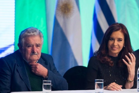 La presidente de Argentina, Cristina Fernández , y su homólogo de Uruguay, José Mujica. | Efe