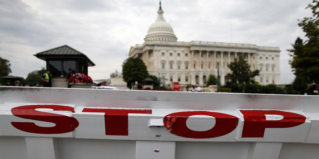 Barricada con un cartel de 'Stop' frente al Capitolio. | Reuters