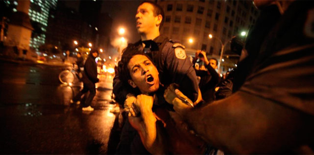 Un policía detiene a un manifestante durante las protestas. | Efe