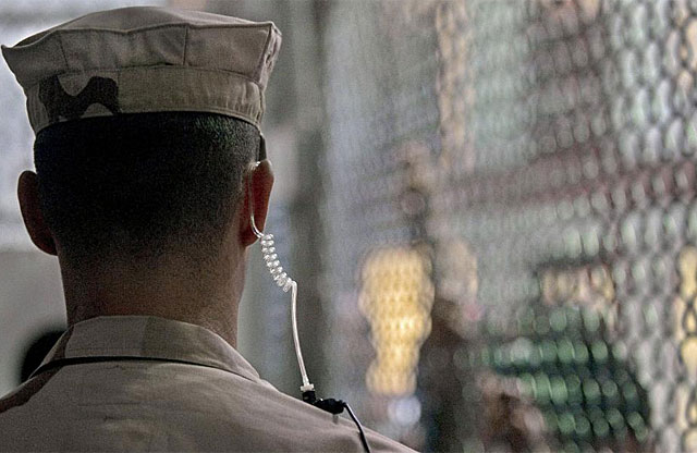 Un guardia vigila a los presos en Guantnamo. | Foto: Afp