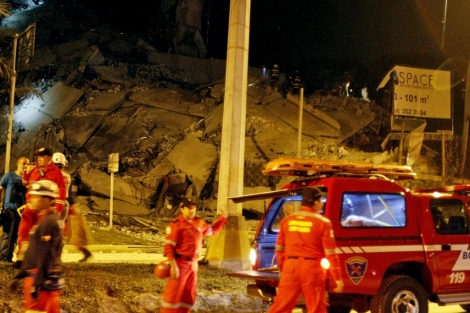 Imagen de equipos de rescate junto al edificio Space, que se ha desplomado en Medelln