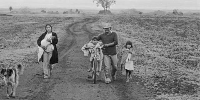 Familia guaran caminando en su tierra. | Joao Ripper (Survival)