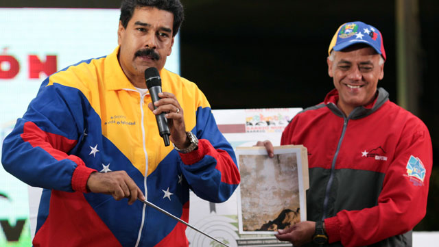 El presidente venezolano, Nicolás Maduro, muestra una imagen con una supuesta cara del fallecido Hugo Chávez. | Afp