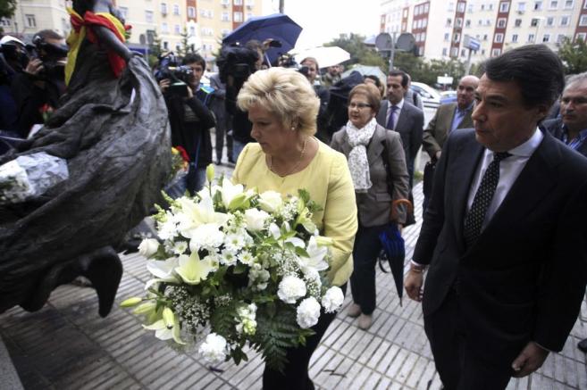 ngeles Pedraza (AVT), junto al presidente de Madrid en la plaza de...