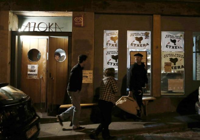 Carteles en favor de los presos de ETA en un bar de Tafalla. | Foto:...