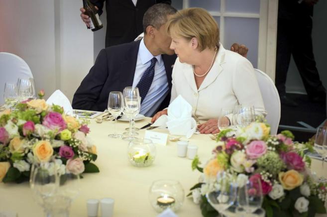 Obama susurra a Merkel