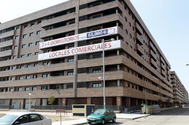 Imagen de archivo de un bloque de pisos de Banco Santander en Sesea.