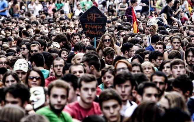 Miles de valencianos claman contra los recortes y la 'Ley Wert ...