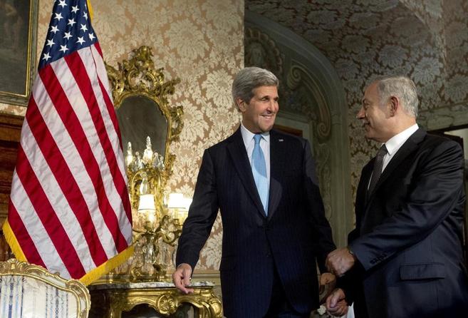 El secretario de Estado de EEUU, Jonh Kerry, y el primer ministro...