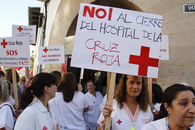 Protesta de los trabajadores del hospital de Cruz Roja en Palma.