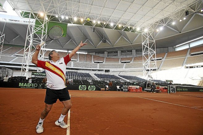 El alcalde, Juan Ignacio Zoido, juega al tenis en 2011 bajo la...