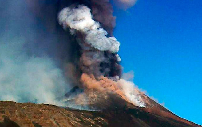 Gran columna de cenizas del Etna.