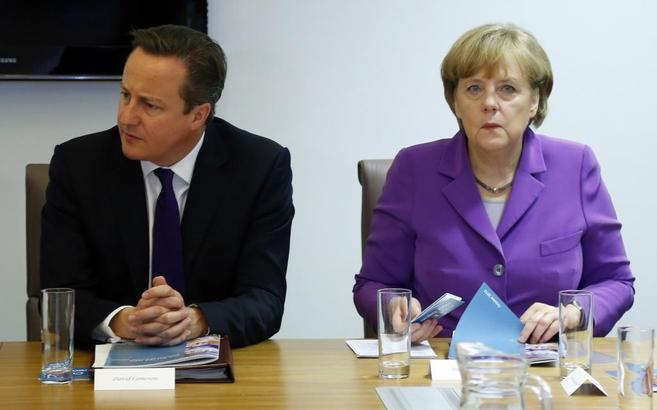 Cameron junto a Merkel en la reunión del Consejo Europeo.