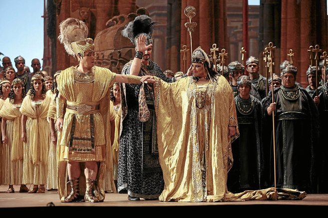 Un momento del montaje de la obra Aida en el Teatro de la Maestranza.