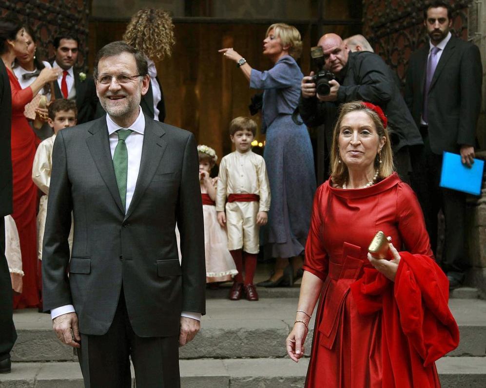 El presidente del Gobierno Mariano Rajoy junto a la ministra de...