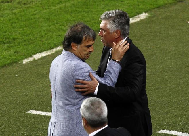 Ancelotti  felicita a Martino tras el partido.