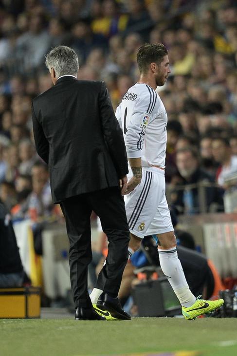 Ramos pasa junto a Ancelotti cuando fue cambiado por Illarra.
