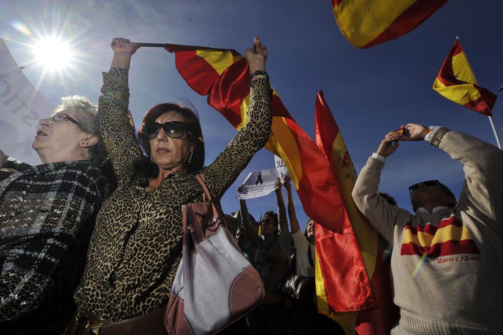 Asistentes a la manifestacin con banderas de Espaa.
