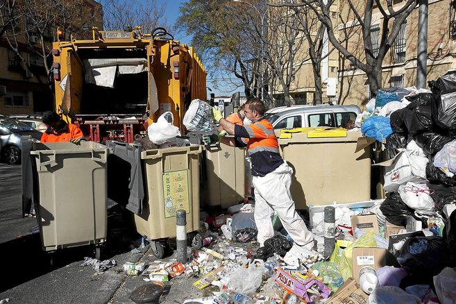 Recogida de basuras en Sevilla tras la huelga de Lipasam el pasado mes...