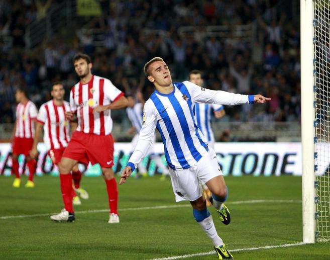 Griezmann celebra uno de sus goles al Almera en Anoeta.