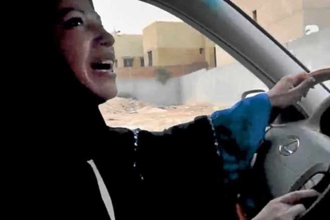 Una mujer saud conduce como parte de la campaa del pasado junio.