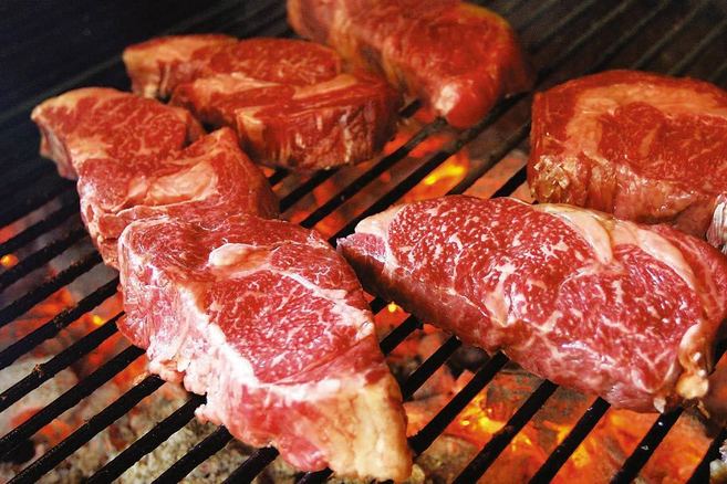 La carne roja es rica en grasas saturadas.