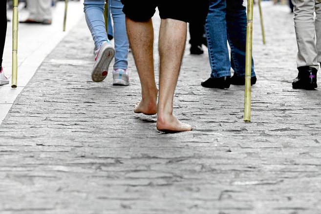 Un romero realiza descalzo el recorrido hacia la Santa Faz en la...