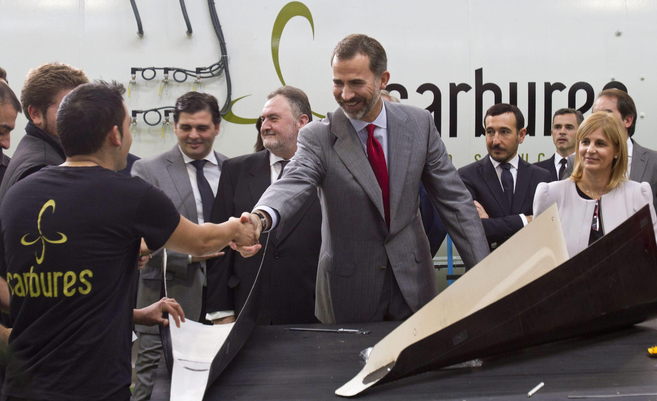 El Prncipe saluda a trabajadores de la empresa Carbures, en Jerez.