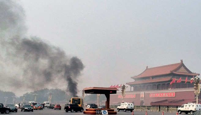 Columna de humo en la plaza de Tiananmen.