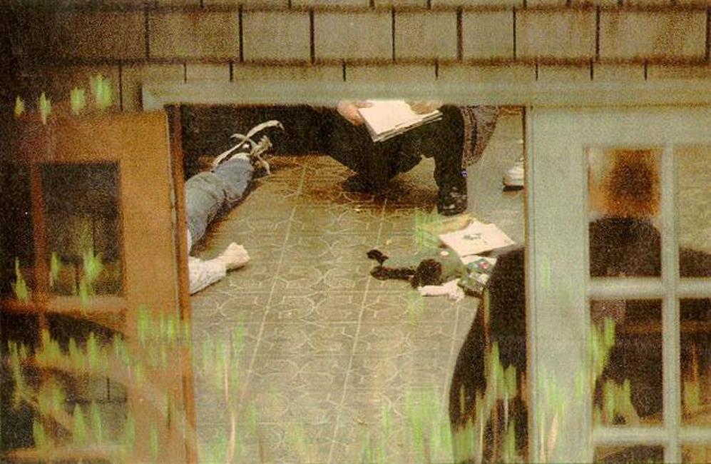 La policía, ante el cuerpo de Kurt Cobain.