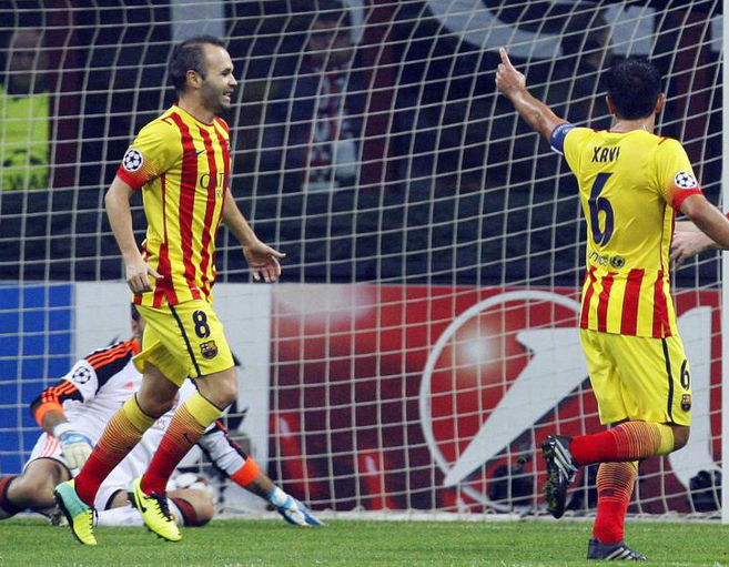 Iniesta y Xavi celebran el gol conseguido por Messi en Miln.