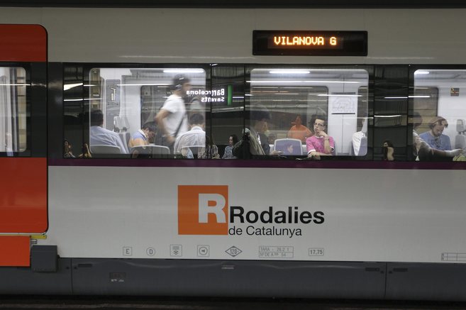 Tren de Rodalies en la estacin con pasaje, en una foto de archivo.