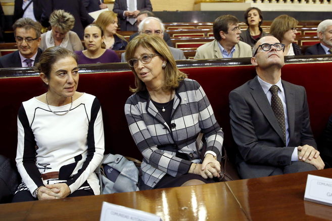La consejera, Cristina Uriarte junto a su homologa catalana, Irene...