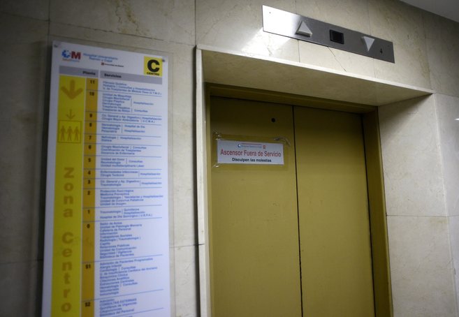 Un ascensor fuera de servicio en el Hospital Ramn y Cajal.